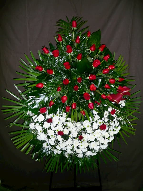 corona de flores con rosas para funerales