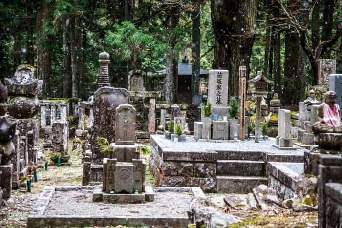templo Okunoin, uno de los cementerios mas bonitos del mundo