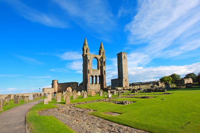 cementerio bonito en la catedral de St. Andrews